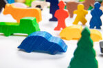Figuren- und Tierset aus Buche: Vielfältiges Material für Rollenspiel und Bauen – Bild 2