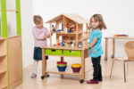Robustes Puppenhaus aus Holz für gemeinsames Rollenspiel – Bild 2