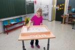 Sandwanne mit Glasboden für kreatives Gestalten und Feinmotorik – Bild 10