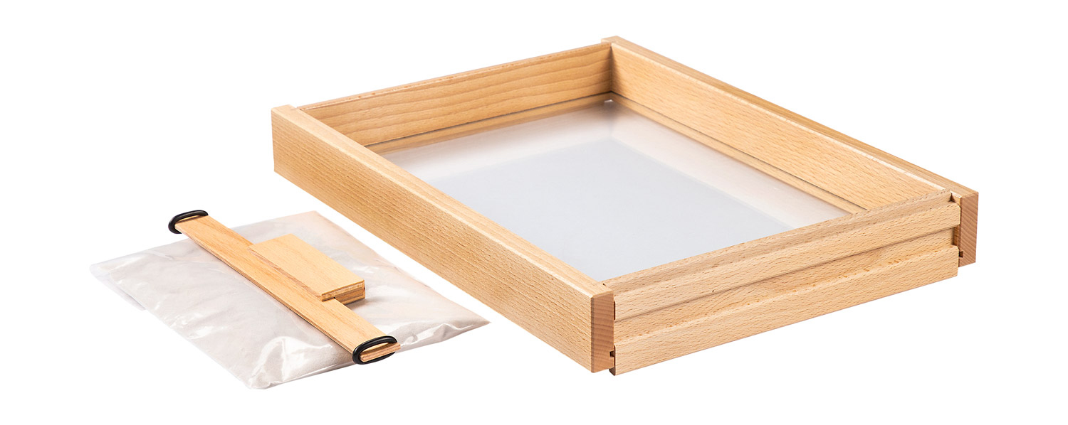 Kleine Sandwanne mit Glasboden für kreatives Gestalten und Feinmotorik