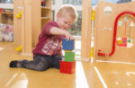 Würfelturm aus Holz: Motorik und Grössenverständnis für Kleinkinder – Bild 2