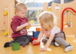 Würfelturm aus Holz: Motorik und Grössenverständnis für Kleinkinder – Bild 3