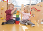 Würfelturm aus Holz: Motorik und Grössenverständnis für Kleinkinder – Bild 4