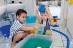 Wasserwerkstatt Krippenset: Entdecken und Experimentieren mit Wasser – Bild 3