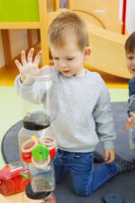 Schraubdosen-Set: Feinmotorik und Koordination für Krippenkinder – Bild 14