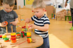 Würmchen und Türmchen: Kreatives Bauen und Fädeln für die frühkindliche Bildung – Bild 4