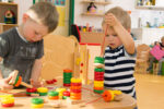 Würmchen und Türmchen: Kreatives Bauen und Fädeln für die frühkindliche Bildung – Bild 5