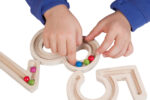 Erfahrungsziffern aus Holz: Multisensorisches Zahlenlernen für Kinder – Bild 3