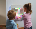 Regenbogen Steckbrett Wand: Kreatives Gestalten mit Farben und Formen – Bild 17