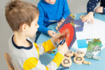 Verflixte Deckel: Gedächtnistraining mit variablen Motiven