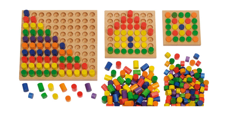 Steckbrett mit grossen Löchern: Mathematik und Kreativität verbinden