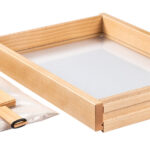 Kleine Sandwanne mit Glasboden für kreatives Gestalten und Feinmotorik