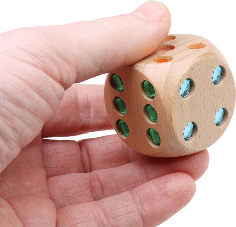 Glitzerwürfel aus Holz: Sensorische und mathematische Förderung