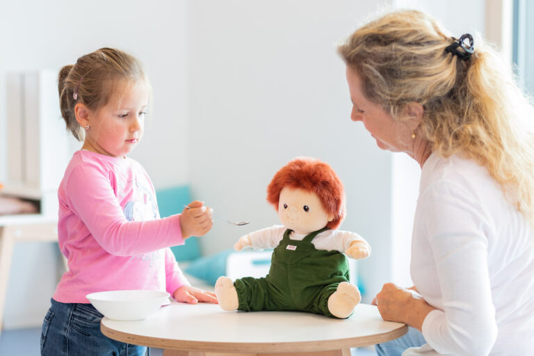 Sitzpuppe Sam: Förderung von Empathie und sozialen Kompetenzen