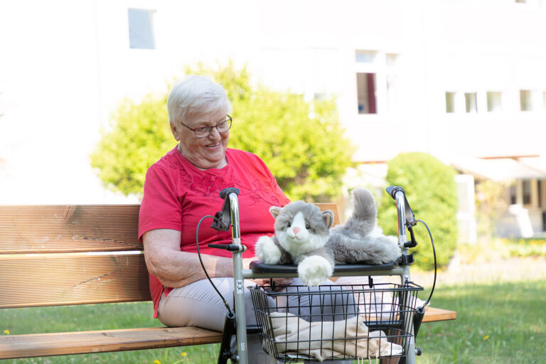 Billy die Katze: Kuscheltier, Handpuppe und Wärmespender für Geborgenheit