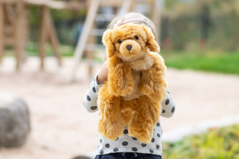 Brando der Hund: Kuscheltier, Handpuppe und Wärmefreund für Geborgenheit